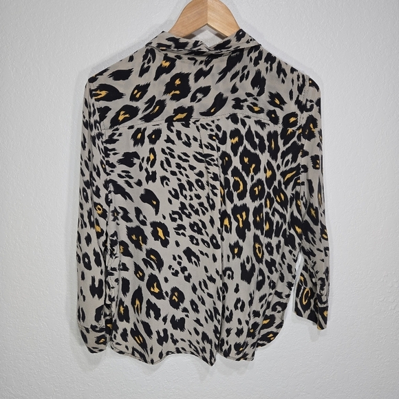 Equipment Femme Medium Silk Animal Print Button Crop Blouse - Picture 6 of 7